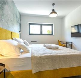 4 bedroom villa with infinity pool and sea views in Crikvencia, Rijeka, sleeps 8